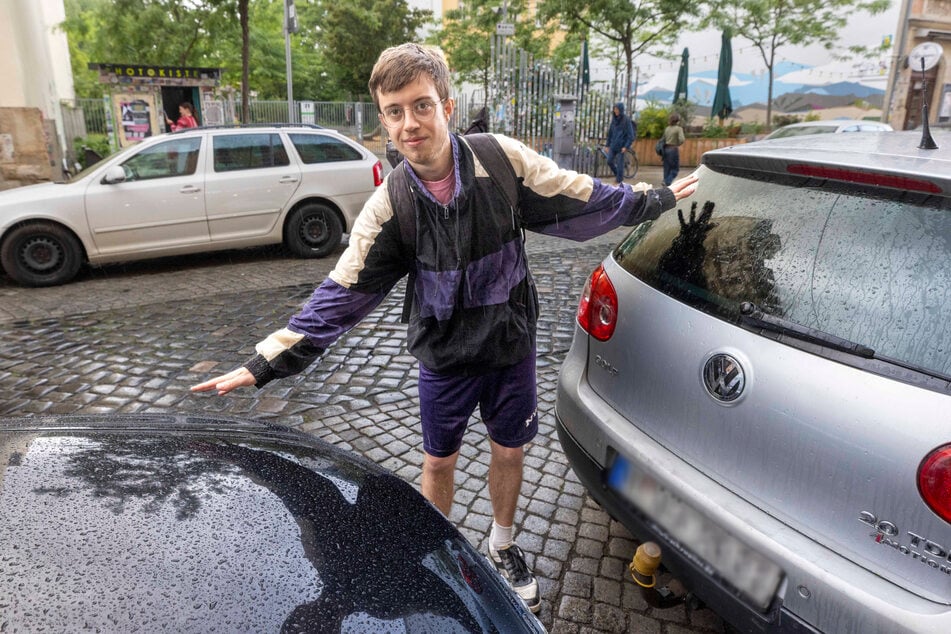 Für Aktivist Tim Rosebrock (22) gibt es auf der Louisenstraße immer noch zu viele Autos. Seine Mitstreiter sammeln sogar Spenden, damit weitere Parkplätze wegfallen können.