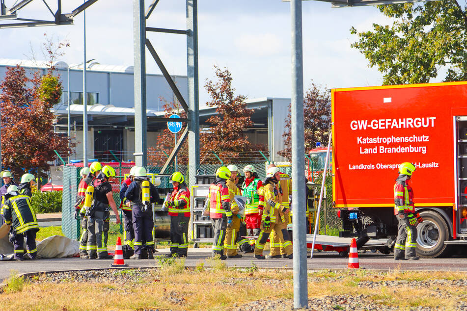 Vor Ort war die Freiwilligen Feuerwehr, Einsatzkräfte des Rettungsdienstes, die Katastrophenschutzeinheiten des OSL-Kreises sowie die Werkfeuerwehr der BASF.