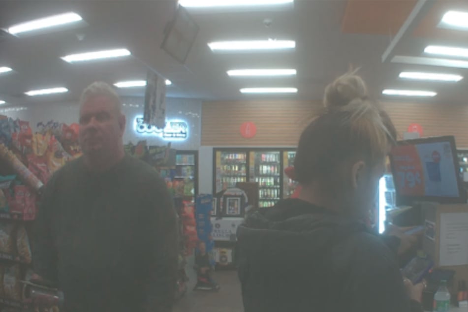 Dem ehemaligen Marketing-Professor Daniel Taylor (51, l.) drohen 40 Jahre Knast. Aufnahmen einer Kamera in einem Supermarkt zeigen ihn gemeinsam mit einer Prostituierten.