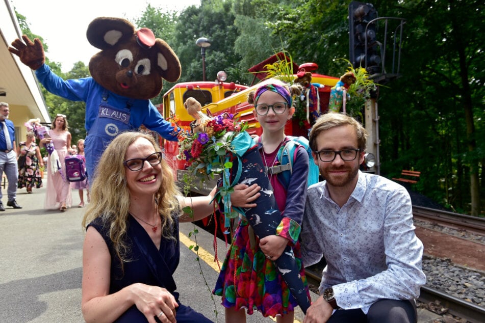 Madita (6) feierte am Samstag Schulanfang mit ihren Eltern Mareike (34) und Stefan (33).