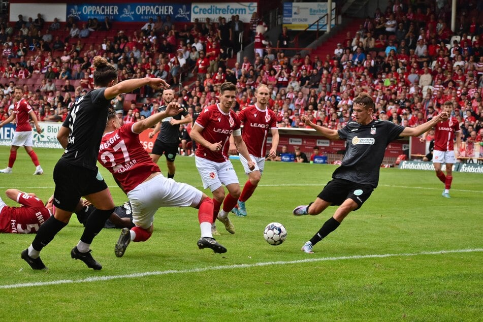 Die magische Marke von 7.000 Zuschauern im Steigerwaldstadion soll geknackt werden.