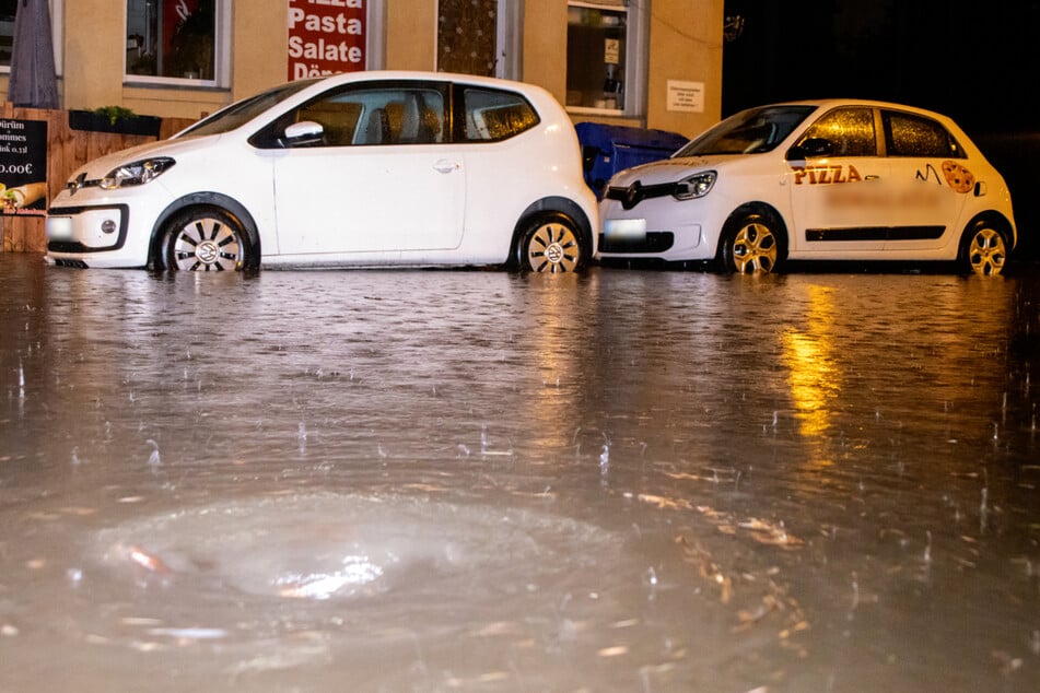Chemnitz: Unwetter-Alarm in Chemnitz: Heftiger Regen setzt Straßen unter Wasser