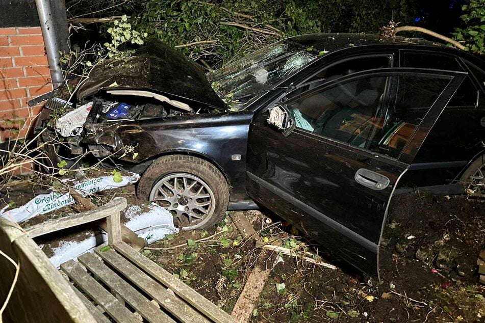 Drogenfahrt endet für Volvo-Fahrer in Hauswand