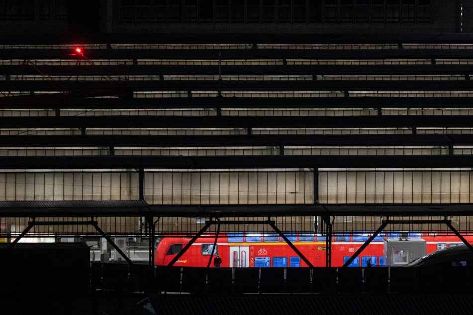 Die Polizei räumt den Stuttgarter Hauptbahnhof aktuell wegen eines auffälligen Gepäckstücks. Der Zugverkehr ist eingestellt.