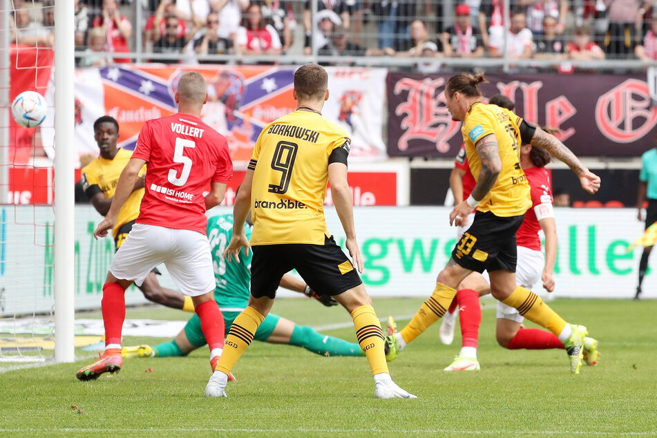 Mit Toren gegen Halle kennt sich Manuel Schäffler (34, r.) aus. Im 45-Minuten-Spiel am Samstag machte er zwei.