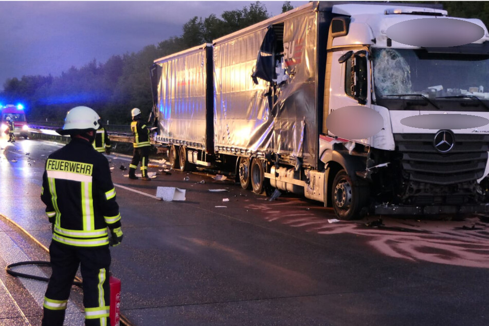 Während der Bergungsarbeiten wurde die A14 in Fahrtrichtung Leipzig vollgesperrt.