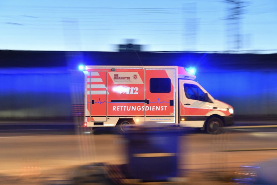 Mit leichten Verletzungen wurde die 80-Jährige in ein Krankenhaus eingeliefert. (Symbolbild)