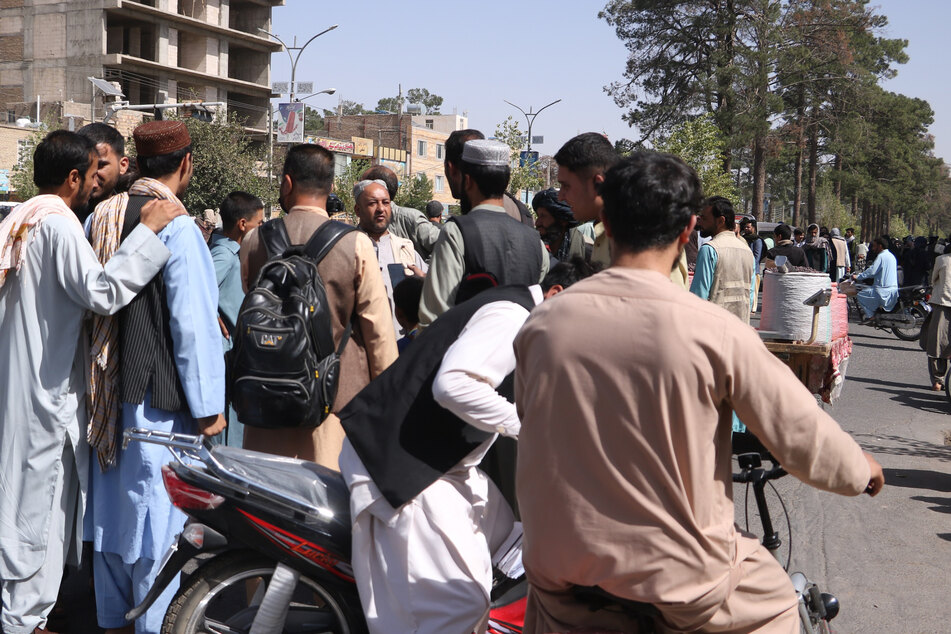 Herat: Anwohner verlassen die Häuser und gehen auf die Straße, nachdem ein Erdbeben die Stadt erschüttert hat.