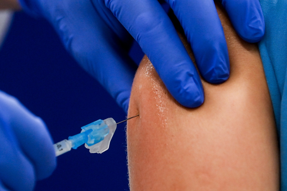 Eine Pflegerin wird gegen das Coronavirus geimpft.