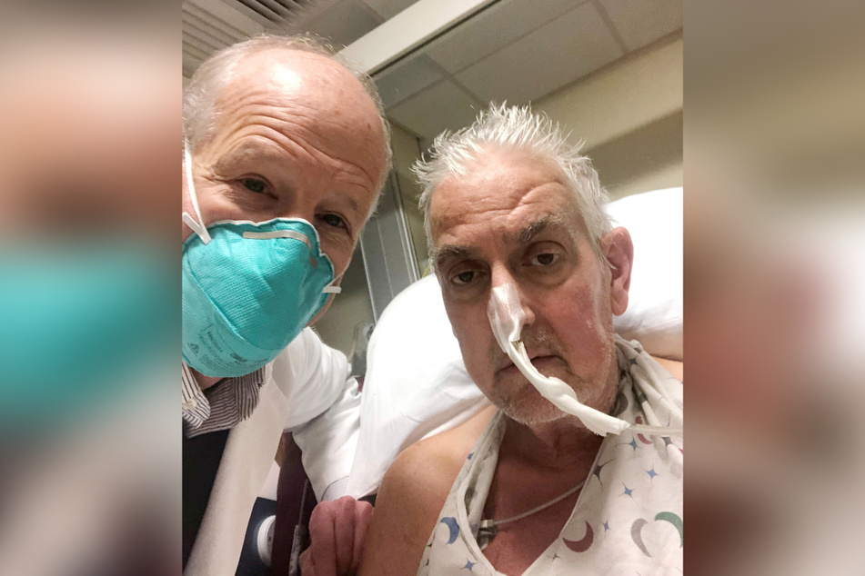 Ein Selfie vom Januar 2022 zeigt Dr. Bartley Griffith (l.) zusammen mit dem Patienten David Bennett in Baltimore.