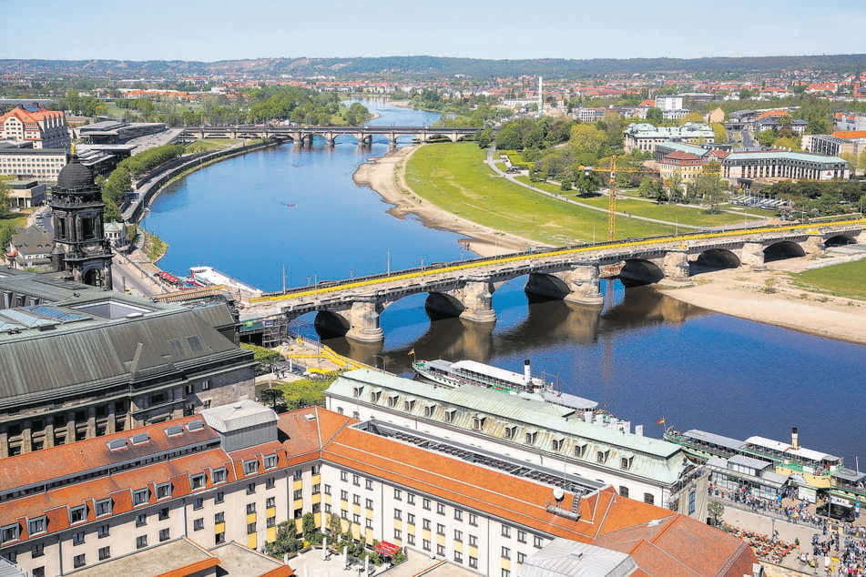 Einen knappen Kilometer waren die Teenager (15, 17) zwischen der Augustus- und der Marienbrücke in der Elbe getrieben.