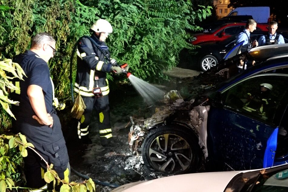 Das Feuer griff auch auf umliegende Büsche und zwei weitere Autos über.