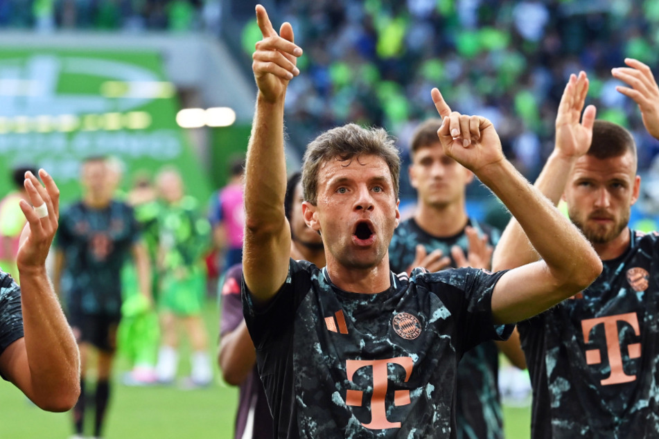 Ein Bayer, durch und durch: Thomas Müller (34) feiert nach dem Sieg gegen Wolfsburg mit den Fans.