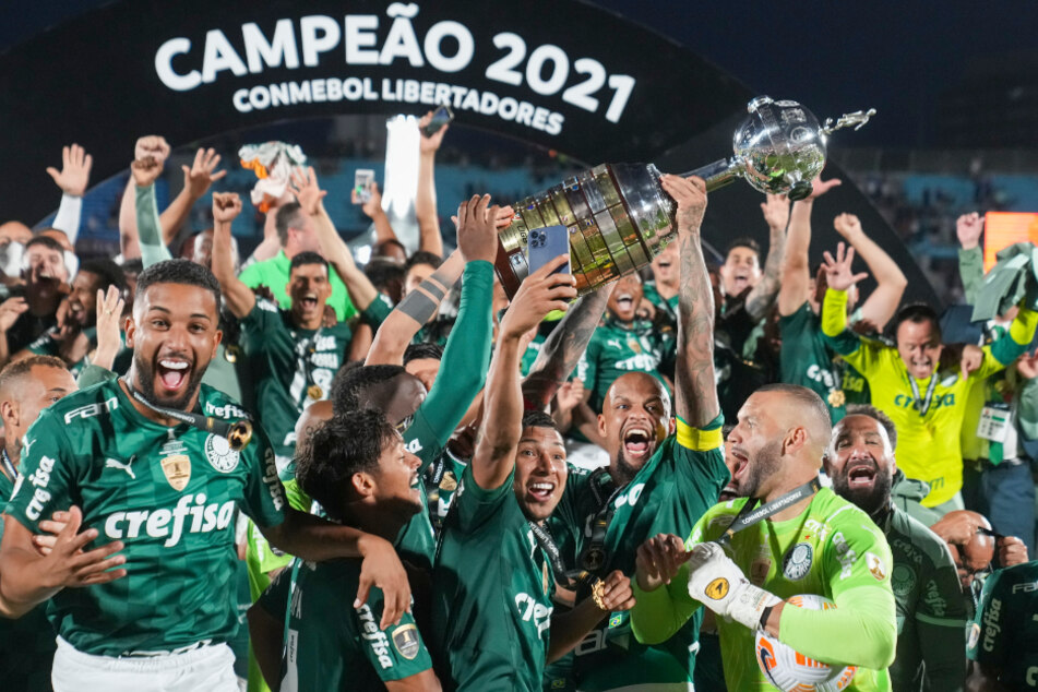 Die Mannschaft aus Sao Paulo feiert den Gewinn der Copa Libertadores und stemmt die bedeutende Trophäe in die Höhe.