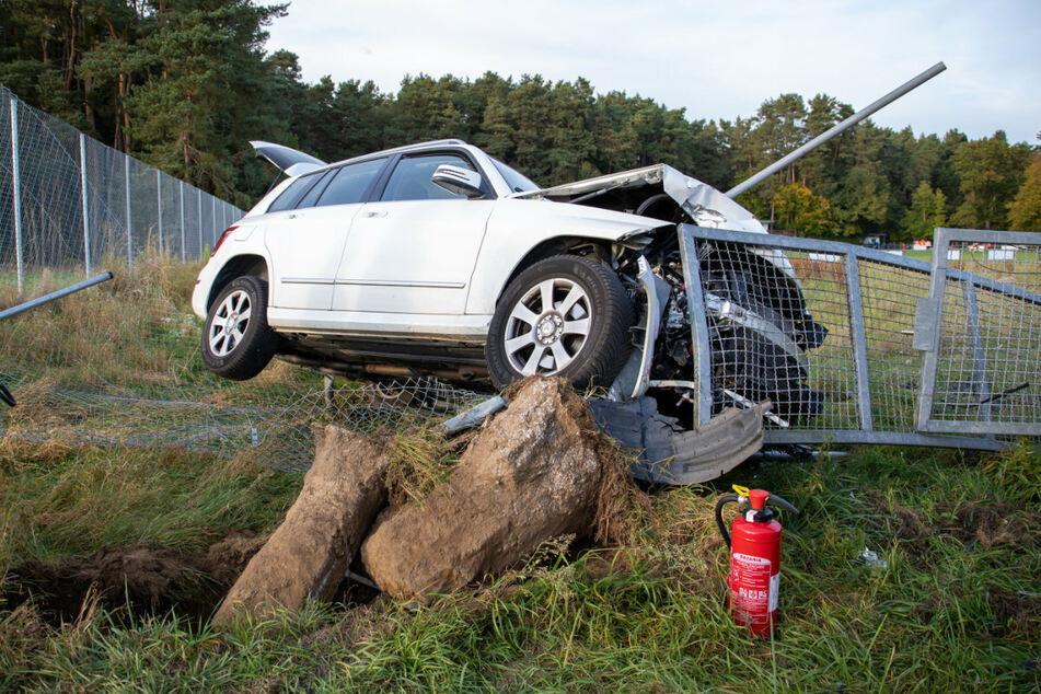 Bei dem Unfall in der Nähe eines Sportplatzes bohrte sich eine Metallstange durch das Auto.