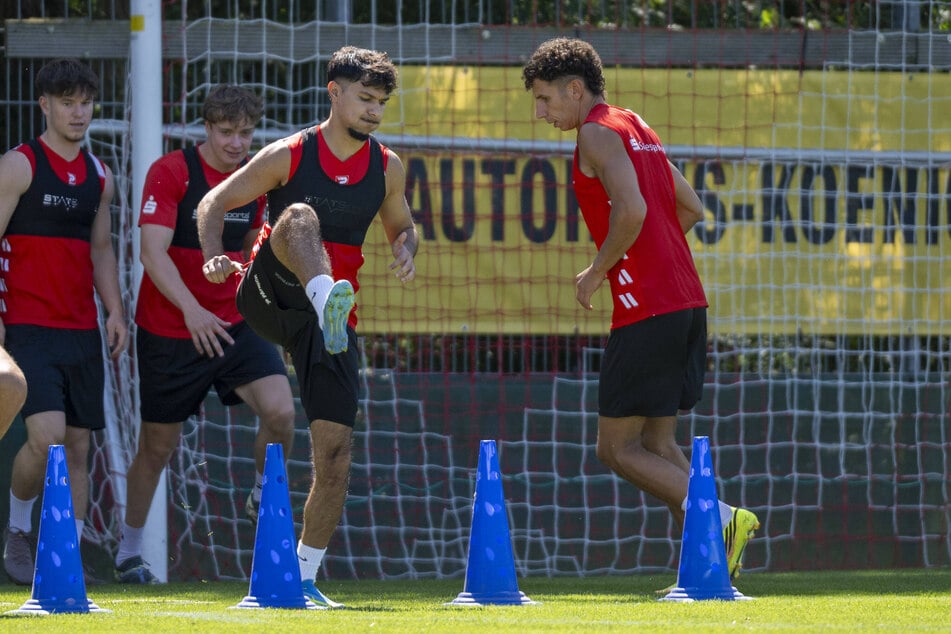 Unter anderem bei Soufian Benyamina (36, 1.v.r.) steht noch die Null. Mit Atilgan (2.v.r.) kommt jetzt ein neuer Sturmpartner.
