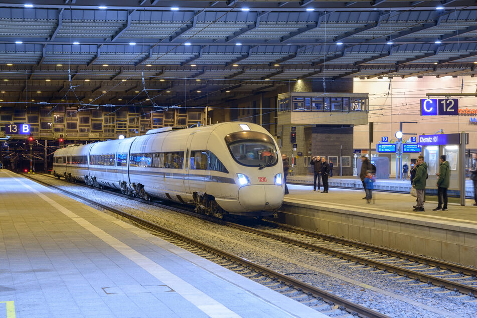 ICE auf Schnuppertour im Hauptbahnhof 2018: Vier Politiker wollen die Stadt endlich ans Fernbahn-Netz anschließen lassen.