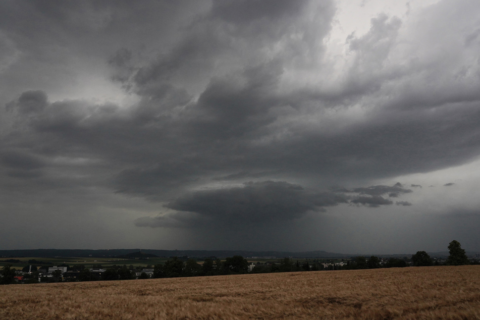 In NRW erwartet der Deutsche Wetterdienst Unwetter mit heftigem Starkregen, Gewittern und Windböen.
