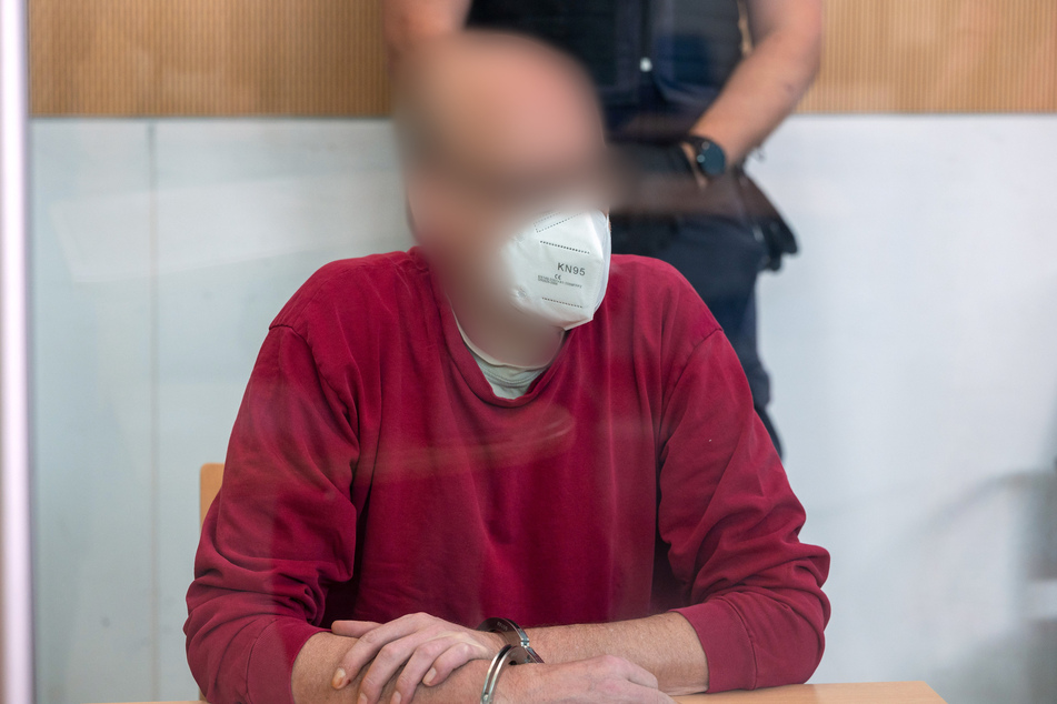 Der 52-jährige Angeklagte sitzt beim Prozess um die tödliche Amokfahrt in Trier in Handschellen im Gerichtssaal des Landgerichts.