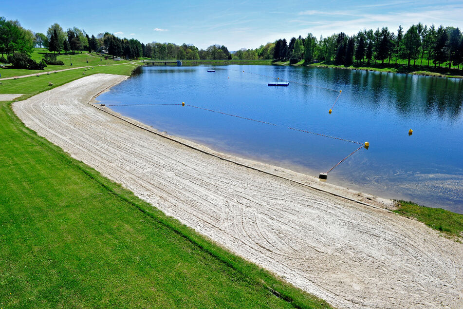 Der Stausee Oberrabenstein gehört zu den beliebtesten Naherholungsgebieten der Stadt, ist aber mit dem ÖPNV schlecht zu erreichen.