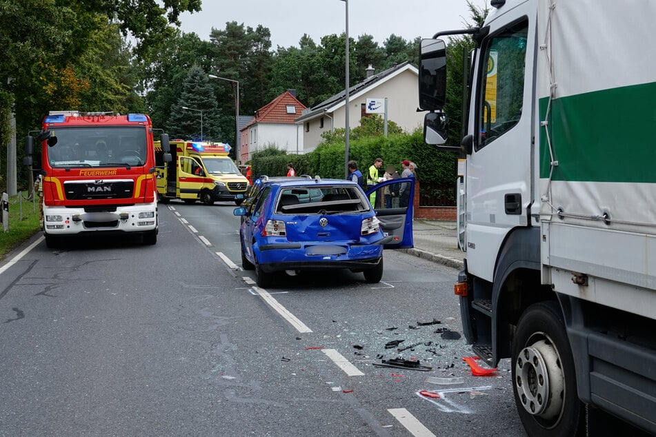 Auf der Königsbrücker Landstraße ist ein Lkw auf zwei Autos aufgefahren.