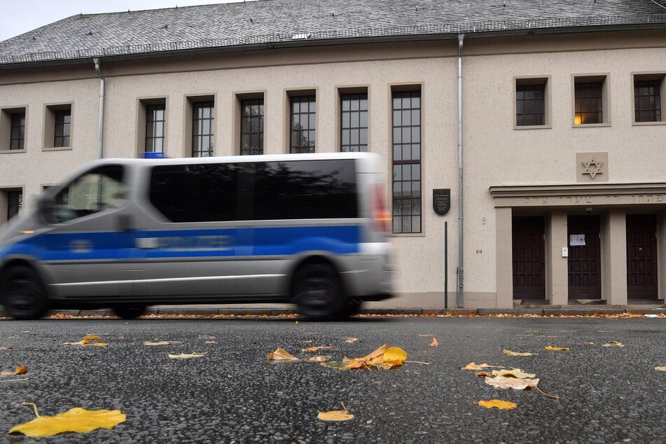 Nach mehreren mutmaßlich antisemitischen Vorfällen wird die Erfurter Synagoge nun rund um die Uhr von der Polizei bewacht. (Symbolbild)