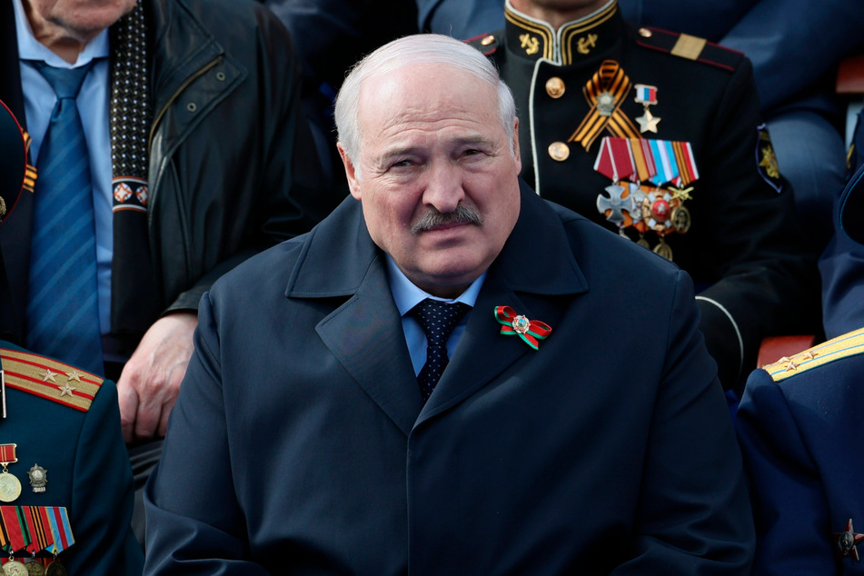 Belarus Machthaber Alexander Lukaschenko (68) wirkte bei der Militärparade in Moskau auffällig angeschlagen.