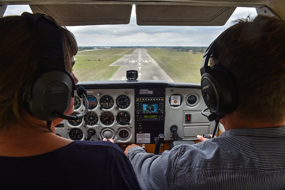 Jeder Flug wird intensiv vorbereitet. Auch das wird der Praktikant erleben.