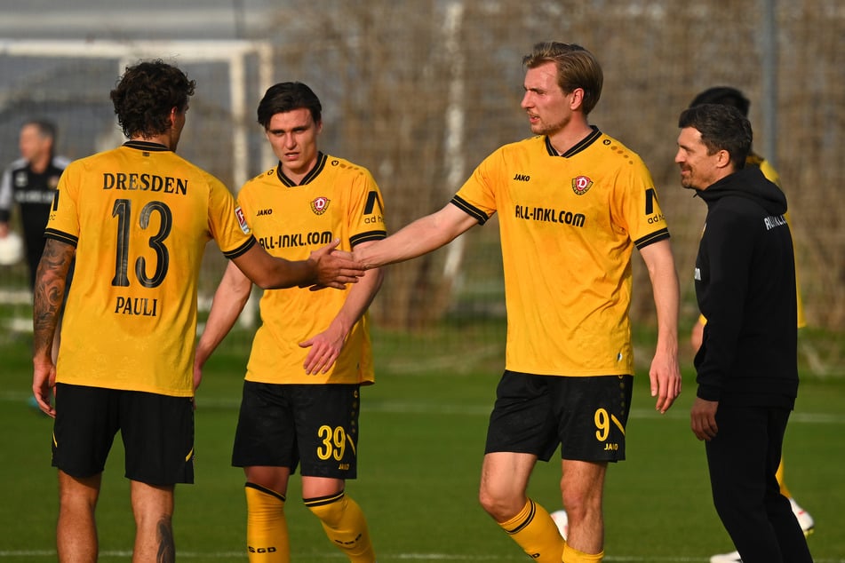 1:0-Torschütze Vincent Vermeij (2.v.r.) klatscht mit seinen Mitspielern ab.