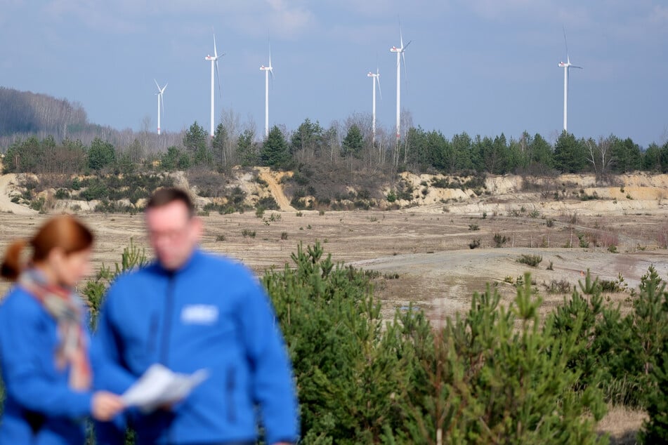 Hinter einem ehemaligen Tagebau ragt der Windpark Klelltwitz empor, dessen Windangebot systematisch ermittelt wurde.