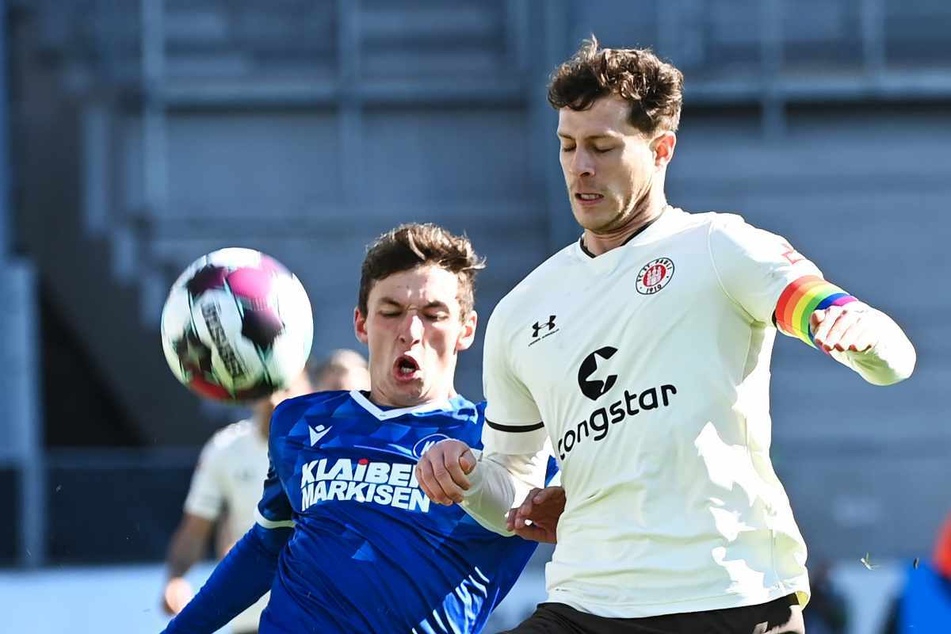 St. Paulis Innenverteidiger James Lawrence (28, r.), hier in der vergangenen Saison gegen den Karlsruher SC im Einsatz, rückt gegen Regensburg in die Startelf