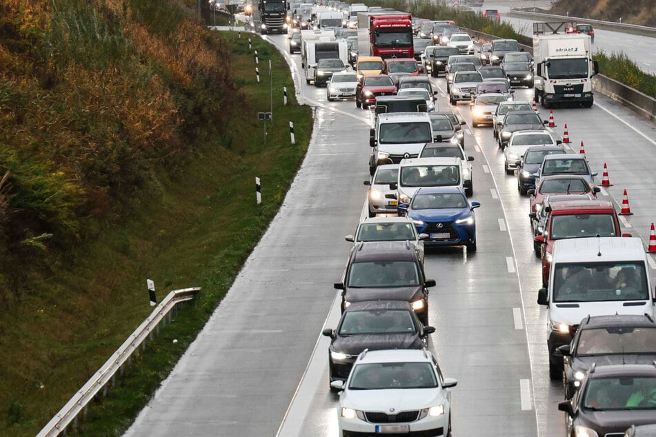 Unfall A2: Verunfallter Lkw sorgt für Chaos: A2 bei Magdeburg vollständig gesperrt