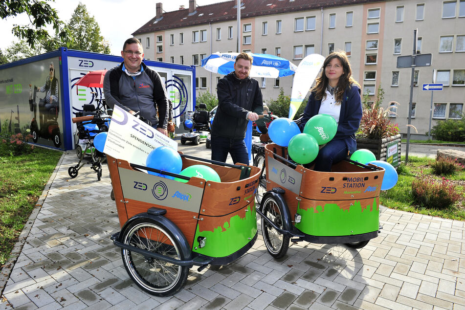 Im Zwickauer Stadtteil Marienthal kann man E-Lastenräder ausprobieren, wie hier Jens Juraschka (46, l.), Geschäftsführer des Vereins "Gemeinsam Ziele Erreichen", und Erik Höhne (32), Projektmitarbeiter der Stadt und Carolin Alippi bei einem Termin im Oktober. (Archivbild)