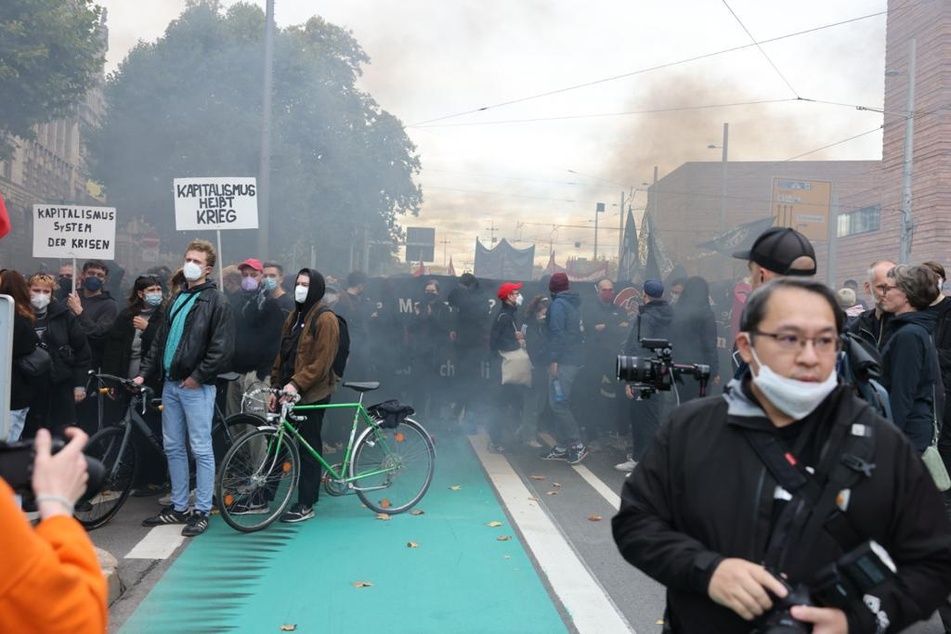Zwischenzeitlich musste der Demonstrationszug stoppen, weil Pyrotechnik gezündet worden war.