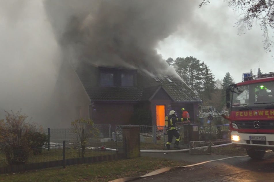 Mehrfamilienhaus in Flammen! Feuerwehr entdeckt leblose Person in Flur