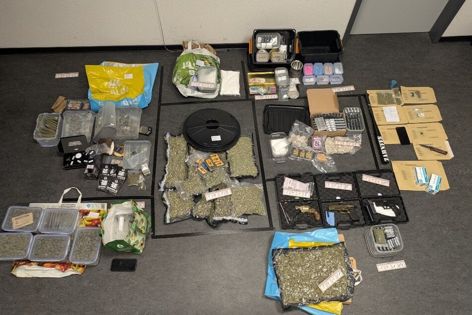 In der Kölner Wohnung fanden die Ermittler unter anderem mehrere Kilogramm Cannabis, Haschisch, Bargeld sowie mehrere Schusswaffen.
