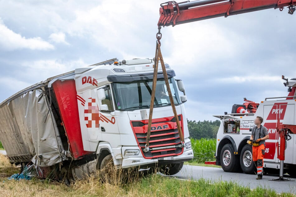 Zwei Bergefahrzeuge mit Krantechnik zogen den Sattelzug aus dem Straßengraben.