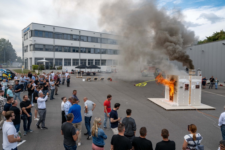 Baufachleute scharten sich am Dienstag in der Wladimir-Sagorski-Straße um einen inszenierten Brand.