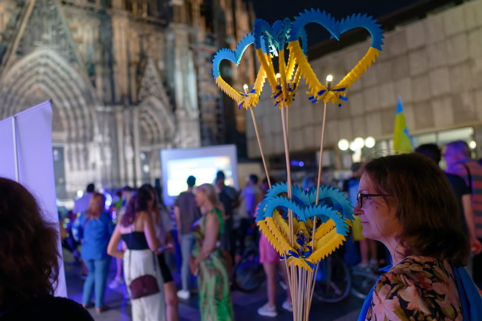 Zu der Veranstaltung "Unbreakable Ukraine" fanden sich rund 1000 Teilnehmer vor dem Kölner Dom ein.