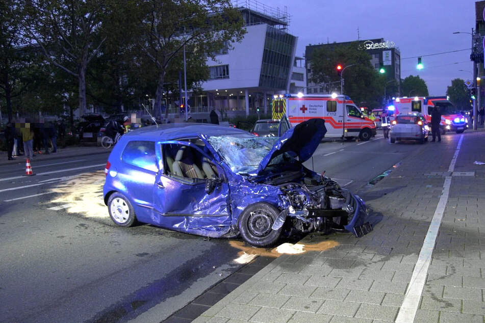 Der Kleinwagen der 18-Jährigen wurde massiv zerstört.