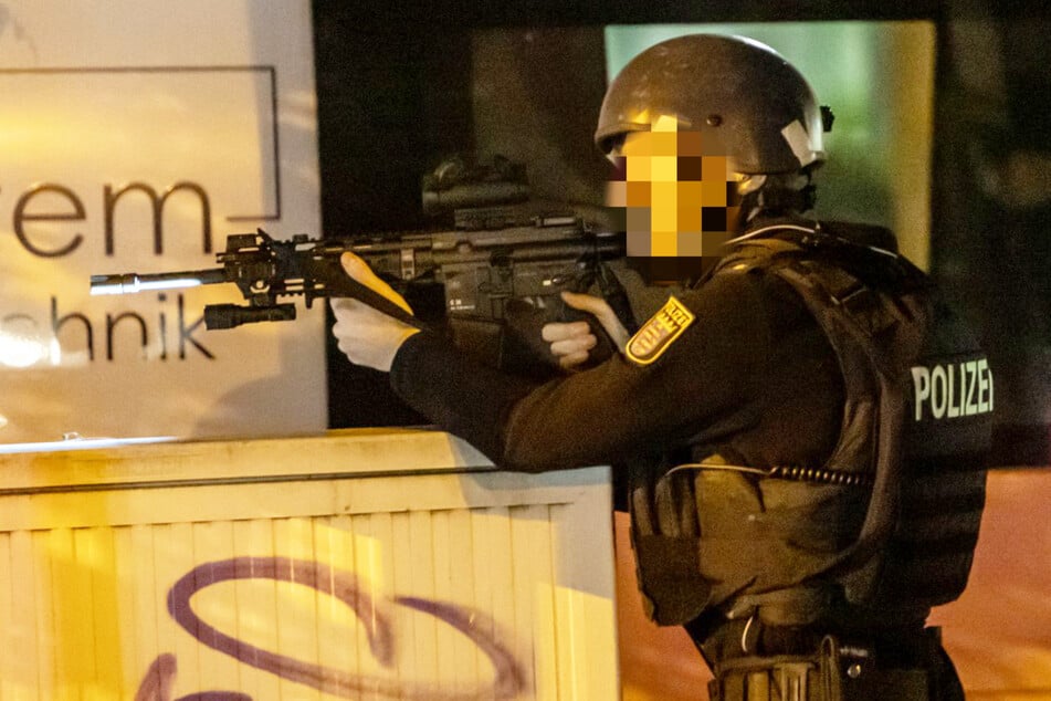 Polizeipatrouillen mit Maschinengewehr: Schussgeräusche und Macheten-Männer sorgen für Großeinsatz