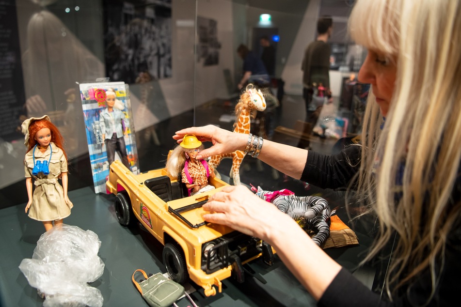 Bettina Dorfmann, Barbie-Puppen-Sammlerin, baut die Ausstellung "Busy girl - Barbie macht Karriere" im Ostfriesischen Landesmuseum auf.