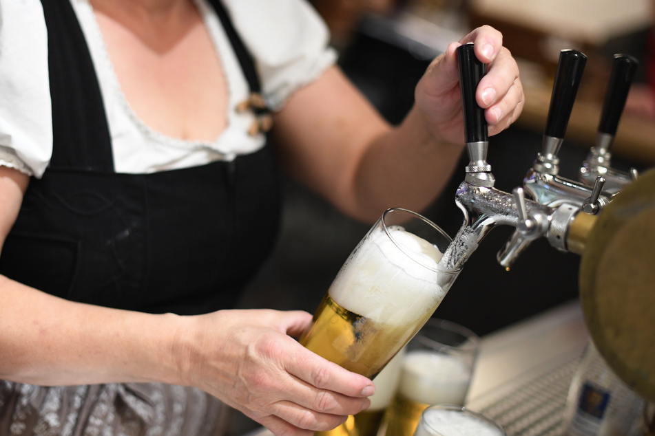 Ein Bier zum Spiel? Viele Fußballfans dürften dabei wohl kaum "Nein" sagen.