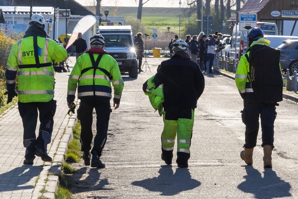 Mitarbeiter einer Bergungsfirma gehen am Morgen zu einer Besprechung und weiteren Planung in den Hafen auf der Insel Poel.