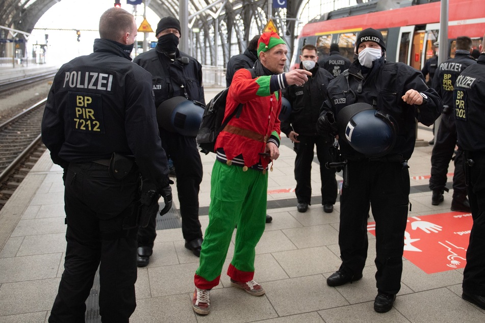 Schon am Dresdner Hauptbahnhof fing die Polizei am Samstag erste Corona-Demonstranten ab.