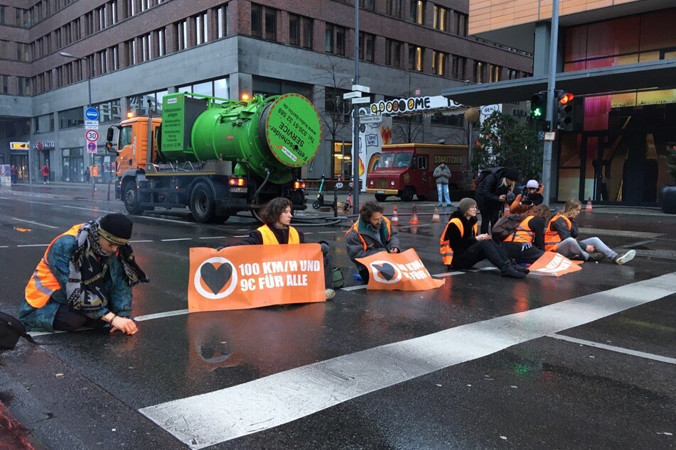 In der Nähe des Potsdamer Platzes blockieren Klimakleber schon wieder den Verkehr.