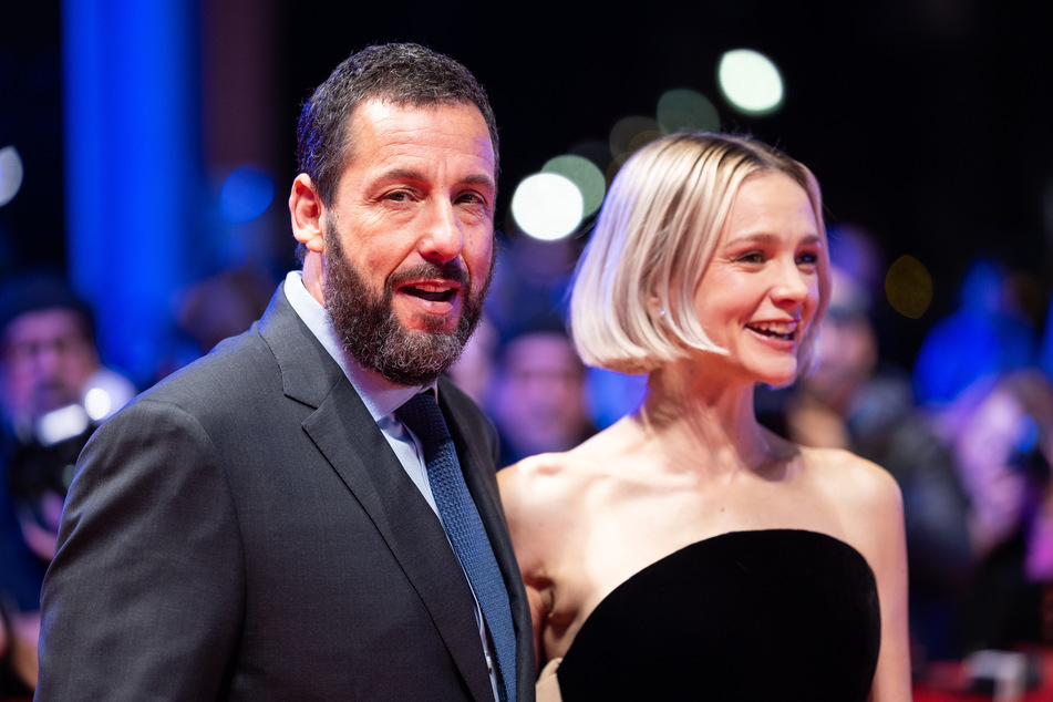 Adam Sandler (57) steht mit seiner Frau Carey Mulligan (38) am Donnerstag auf dem roten Teppich der Berlinale.