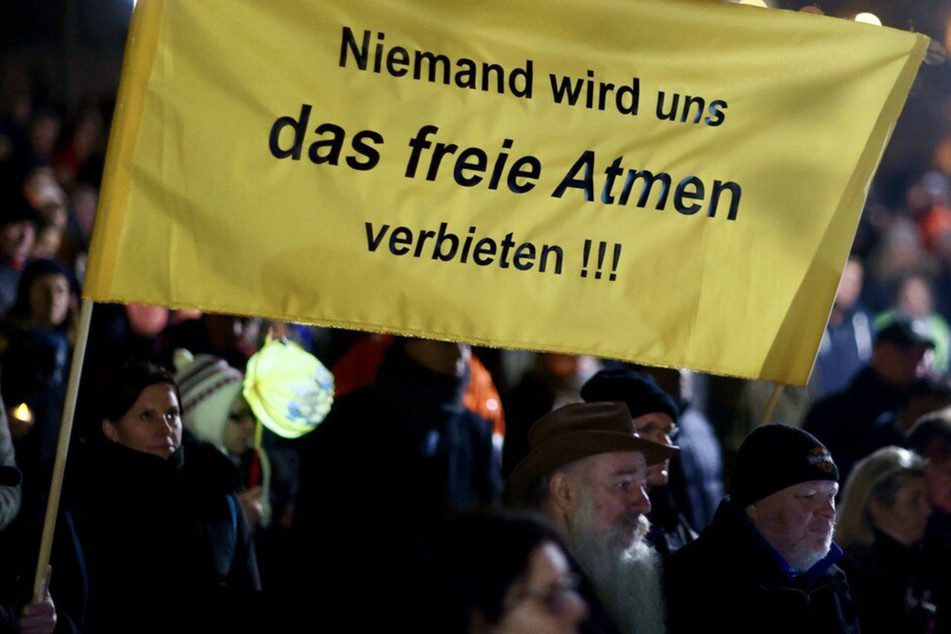 Leipzig: Staatsrechtler zu Corona-Demos in Sachsen: "Polizei kann einschreiten, muss es aber nicht tun"
