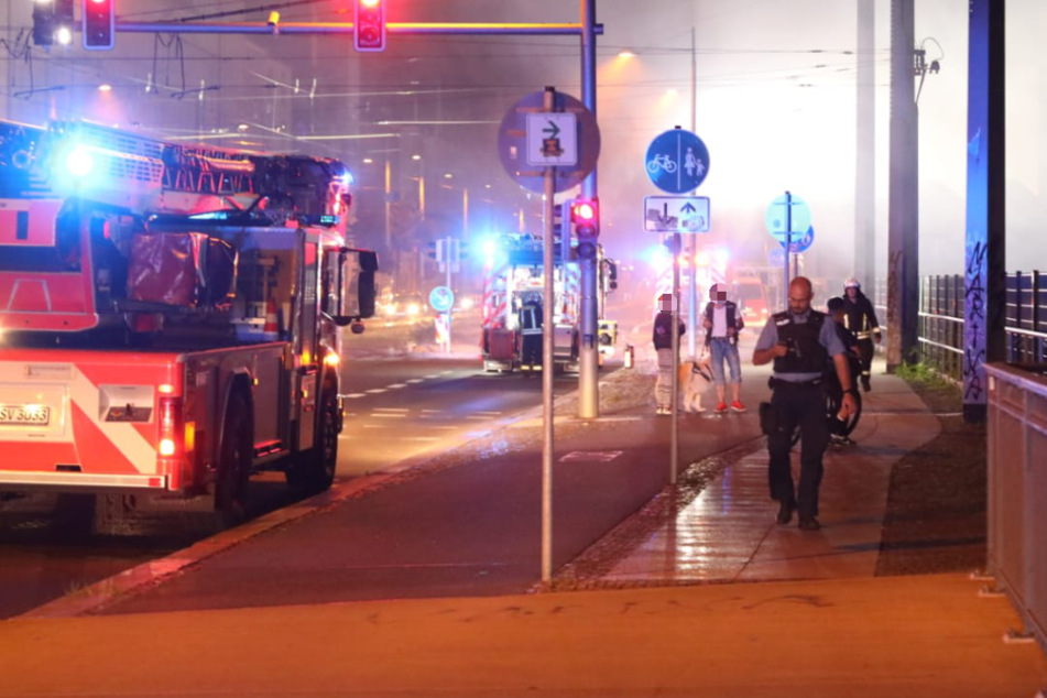 Die Polizei vermutet, dass Unrat in Brand geraten war.