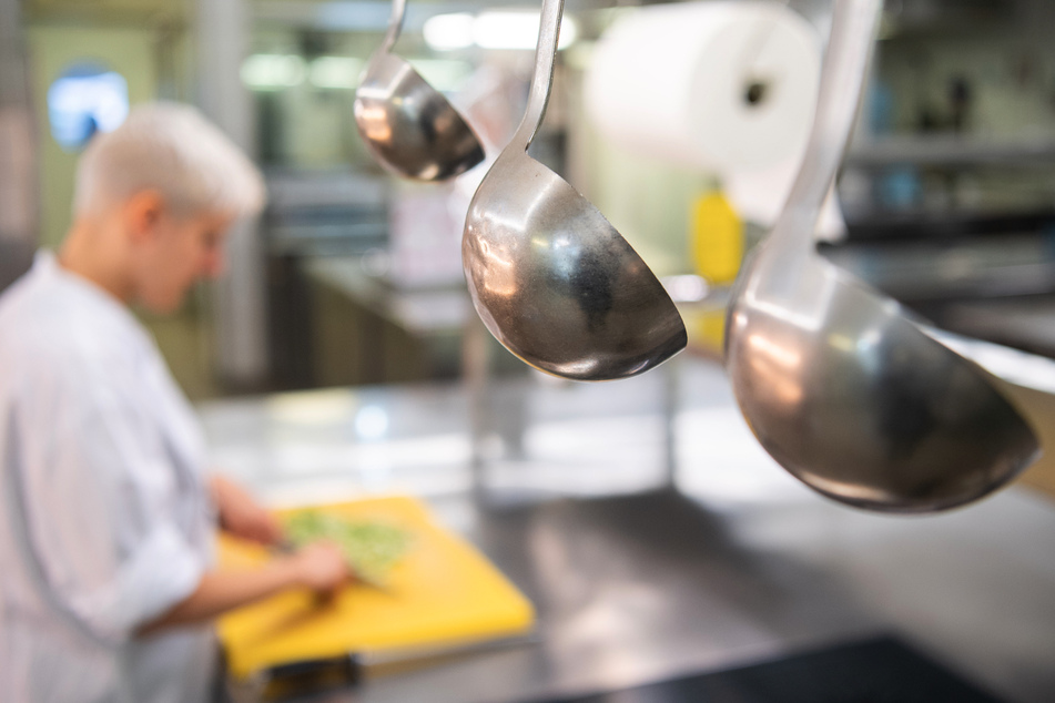 Auch in der Gastronomiebranche ist die Zahl der Auszubildenden von 2019 auf 2020 deutlich zurückgegangen.